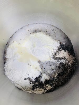 Mettere gli ingredienti per l'impasto (farina, sesamo nero in polvere, lievito, acqua, sale, zucchero e latte in polvere) in una ciotola e impastare fino a ottenere un impasto liscio. Coprire con pellicola trasparente e lasciare lievitare in un ambiente adatto fino al raddoppio del volume.