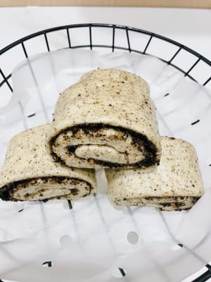 Mettere l'impasto, una volta lievitato fino a 1,5 volte il suo volume originale, in una vaporiera sopra l'acqua bollente. Cuocere a fuoco medio-alto per 10 minuti. Una volta completata la cottura a vapore, spegnere il fuoco e lasciare sobbollire per 5 minuti prima di scoprire. A questo punto, i panini al vapore, i panini al vapore e il pane al vapore farciti con ripieno di sesamo nero, arachidi e noci sono pronti.