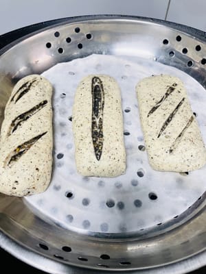 斜紋花捲製作步驟:
1.將劑子擀成寬約20公分、長約25公分的長方形面皮。
2.在面皮表面均勻塗抹黑芝麻餡料,從一端向另一端捲起;收口處噴少許水(可先將收口邊緣擀薄),以利於更好粘合。
3.捲製時注意收緊兩端,防止餡料漏出;隨後將捲好的面胚翻面,用擀麵杖輕輕擀壓,使面胚厚度均勻。
4.將處理好的面胚放入蒸籠中,用刀切成喜愛的長度,靜置醒發至體積變為原嚟的1.5倍即可。