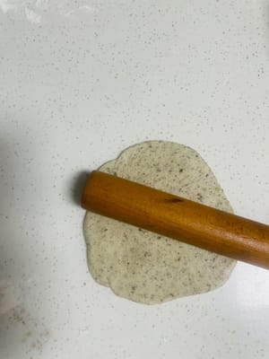 Preparazione dei Baozi:
1. Prendi una palla di impasto da 50 g, appiattiscila con il palmo della mano e arrotolala fino a formare una sfoglia rotonda con un centro spesso e bordi sottili.
2. Disponi una porzione di ripieno al sesamo nero al centro della sfoglia. Richiudi i bordi e stringili bene per evitare che si crepino durante la cottura a vapore.
3. Metti l'impasto avvolto nel cestello per la cottura a vapore e lascialo lievitare finché non raddoppia di volume.