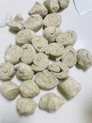 將揉好的麵團分割成劑子:製作包子的劑子每個約50克(此重量為包子生胚重量),製作斜紋花式花卷的劑子每個約100克。操作全程需注意為麵團保濕,避免其因水分流失而變乾。