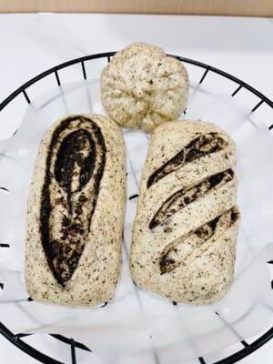 Mettere l'impasto, una volta lievitato fino a 1,5 volte il suo volume originale, in una vaporiera sopra l'acqua bollente. Cuocere a fuoco medio-alto per 10 minuti. Una volta completata la cottura a vapore, spegnere il fuoco e lasciare sobbollire per 5 minuti prima di scoprire. A questo punto, i panini al vapore, i panini al vapore e il pane al vapore farciti con ripieno di sesamo nero, arachidi e noci sono pronti.