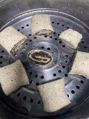花式饅頭製作步驟:
1.取醒發好的麵團,擀成寬約20公分、長約30公分的均勻薄片。
2.在面片表面均勻塗抹黑芝麻餡料,從一端開始捲製,捲成寬度約2厘米的長條。
3.將捲好的長條用刀切成每段約3公分寬的饅頭生胚,靜置醒發至體積變為原嚟的1.5倍即可。