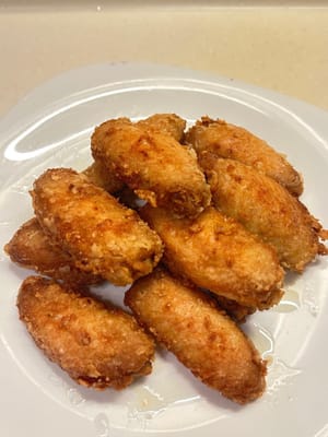 นำปีกไก่ไปทอดในน้ำมันร้อนจัดประมาณ 10 นาที ด้วยไฟปานกลาง จนทั้งสองด้านเป็นสีเหลืองทองและสุกดี