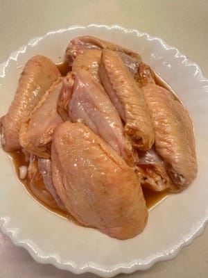 นำปีกไก่มาถูและนวดให้ทั่ว แล้วหมักทิ้งไว้อย่างน้อย 30 นาที