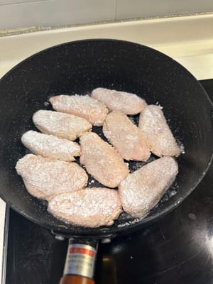 แล้ววางลงในกระทะที่ร้อน