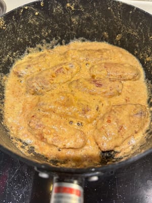 ใส่ปีกไก่ลงไปผัดทันที และผัดอย่างต่อเนื่องจนปีกไก่เคลือบด้วยไข่เค็มอย่างทั่วถึง