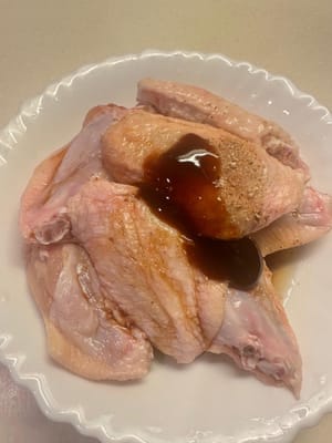 เริ่มต้นด้วยการหมักปีกไก่ กรีดปีกไก่เป็นรอยบนผิวเพื่อให้หมักได้ดียิ่งขึ้น หมักด้วยส่วนผสมที่จำเป็น