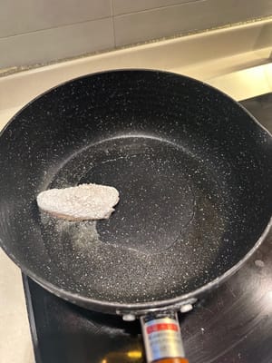 แล้ววางลงในกระทะที่ร้อน