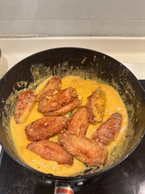 ใส่ปีกไก่ลงไปผัดทันที และผัดอย่างต่อเนื่องจนปีกไก่เคลือบด้วยไข่เค็มอย่างทั่วถึง