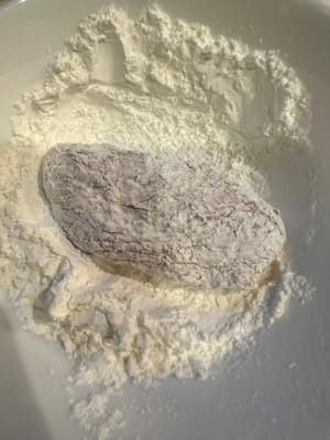 จากนั้น นำปีกไก่ไปคลุกกับแป้งข้าวโพดให้ทั่ว