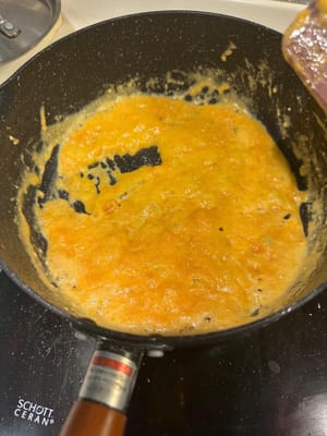 จากนั้น นำไข่เค็มไปผัดกับเนยในไฟปานกลางจนเริ่มเดือดปุดๆ