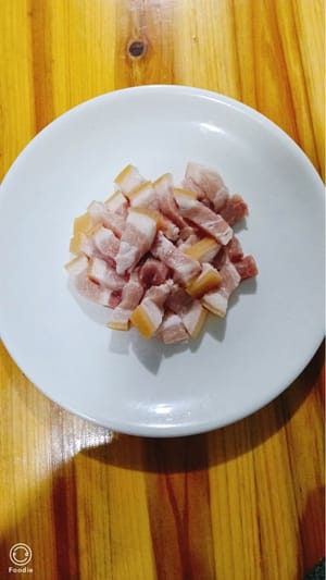 Den Schweinebauch waschen und in längliche Stücke schneiden