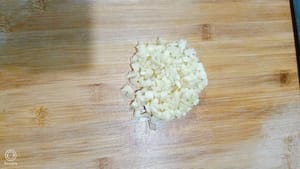 Knoblauch fein hacken.