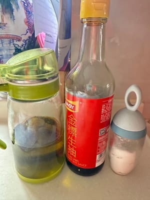 4 Esslöffel Öl, ein halber Esslöffel Sojasauce, Salz