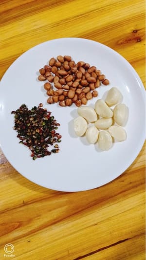 15 g Erdnüsse, 5 g Sichuan-Pfefferkörner, 15 g Knoblauch