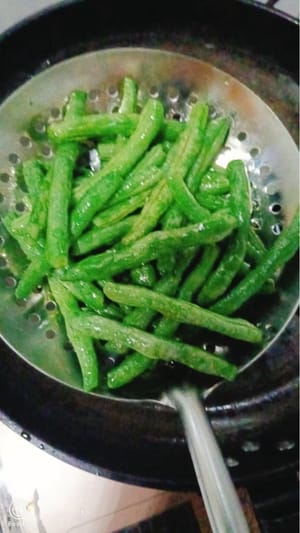 สะเด็ดน้ำออกจากถั่วเขียวที่ลวกแล้ว ทอดถั่วเขียวในน้ำมันร้อนจนขอบเริ่มมีรอยย่น ยกออกจากเตาแล้วพักไว้