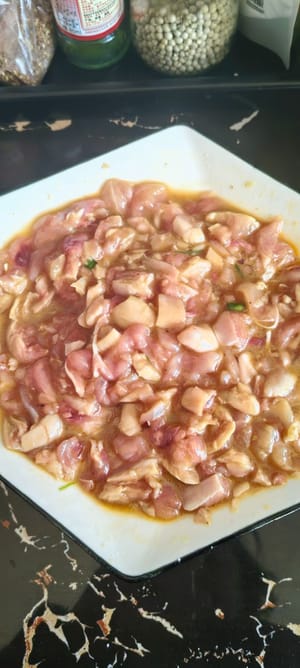 Gut vermischen und 10 Minuten marinieren lassen.