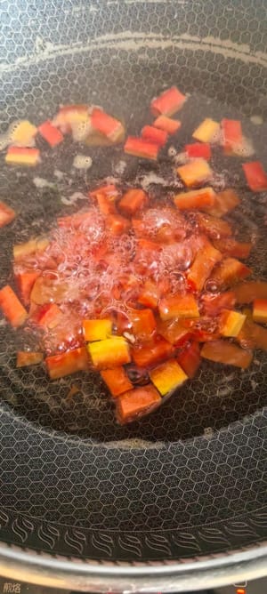 Die Karotten zwei Minuten in kochendem Wasser blanchieren, dann herausnehmen und abtropfen lassen.