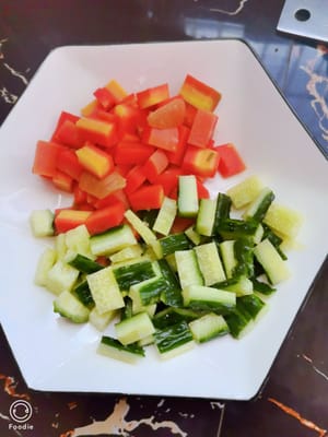 Karotten und Gurken in kleine Würfel schneiden.