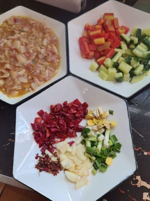 Knoblauchsprossen in kleine Stücke schneiden, Ingwer und Knoblauch fein hacken.