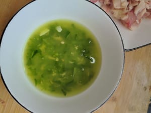 Anschließend 2 Gramm Salz, 1 Teelöffel helle Sojasauce, eine Prise Pfeffer, 1 Teelöffel Kochwein, einen halben Teelöffel Frühlingszwiebel-Ingwer-Wasser und Maisstärke hinzufügen.