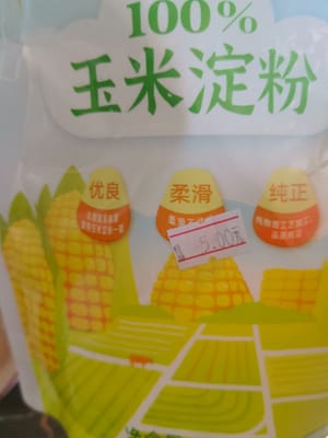 Maisstärke mit einem Teelöffel vermischen