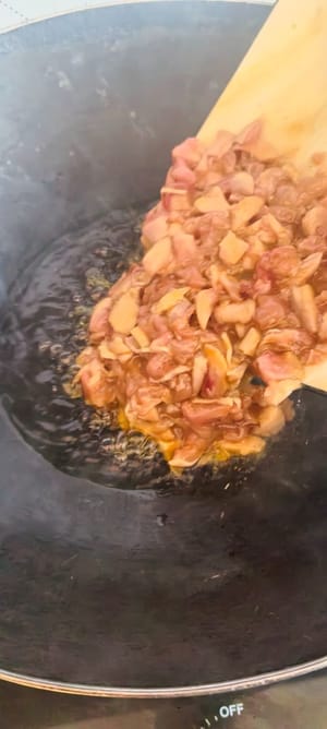 Öl erhitzen, dann die Hähnchenbrust dazugeben.