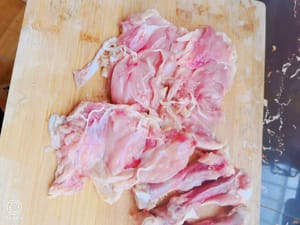 Zuerst die Hähnchenschenkel entbeinen und in kleine Würfel schneiden.