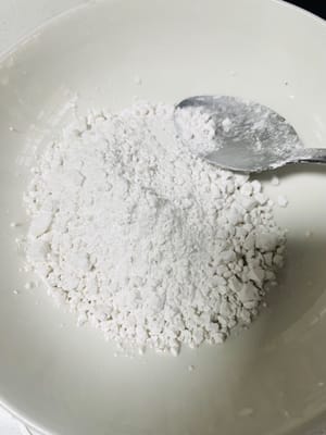 调制生蚝浆：取大碗，放入100g红薯粉，加入50g水，初步搅拌（无需追求完全均匀，因生蚝含水分，后续可调整 ）。将沥干的生蚝倒入碗中，轻柔翻拌（操作中注意保护生蚝，避免破损 ）。