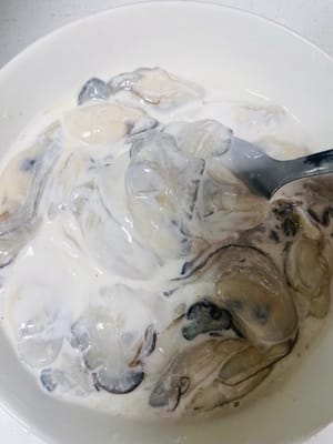 Dalam mangkuk besar, campurkan 100 g tepung ubi jalar dan 50 g air. Aduk sebentar (Anda tidak perlu sampai benar-benar rata, karena tiram mengandung air; ini bisa disesuaikan nanti). Masukkan tiram yang sudah ditiriskan ke dalam mangkuk dan aduk perlahan (hati-hati agar tiram tidak pecah).