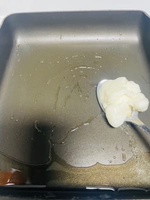 Ambil wajan anti lengket, letakkan di atas kompor, panaskan dengan api sedang, dan tambahkan lemak babi secukupnya (yang akan memberikan aroma unik. Jika lemak babi tidak tersedia, Anda dapat menggunakan minyak goreng lainnya).