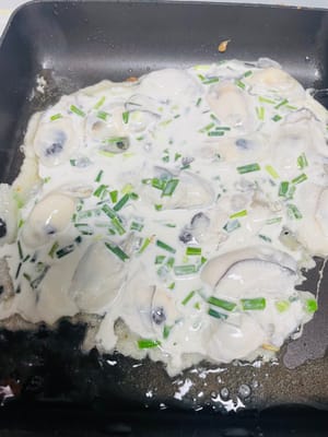 Masukkan daun bawang cincang dan aduk terus hingga adonan menjadi cair (tidak ada gumpalan yang dapat menyebabkan masakan tidak matang merata). Tambahkan sedikit garam secukupnya; jika tidak, kecap ikan akan memberikan rasa asin.