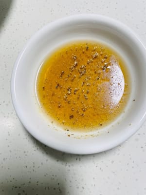Tuang tiga sendok makan kecap ikan ke dalam wadah kecil. Tambahkan merica sesuai selera dan aduk rata.