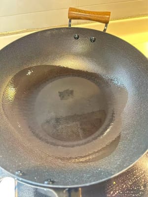 In einer erhitzten Pfanne mit Öl Knoblauch, Ingwer und Schalotten anbraten, bis sie duften.