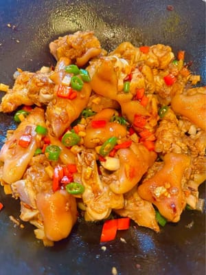 Zum Schluss die Schweinshaxen unter Rühren anbraten, bis die Sauce gut an ihnen haftet. Servieren und genießen!