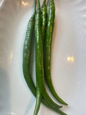 dünne grüne Chilischoten