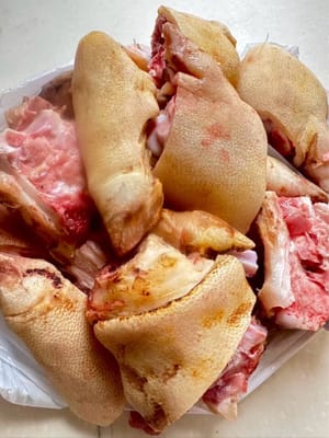 Wenn Sie beim Metzger Schweinsfüße kaufen, bitten Sie ihn, diese in kleinere Stücke zu schneiden und die Haare an den Füßen abzubrennen.