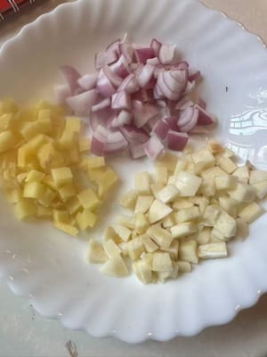 Bereiten Sie in der Zwischenzeit das Gemüse wie abgebildet vor.