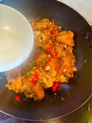 Sobald dies erledigt ist, Maisstärkewasser hinzufügen, um die Soße anzudicken.