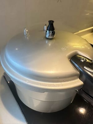 Bei starker Hitze aufkochen lassen, dann die Hitze reduzieren und 12 Minuten schmoren lassen.