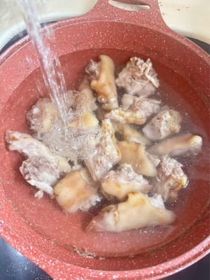 Nach dem Kochen sofort in kaltem Wasser abspülen, um sie abzukühlen.