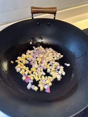 In einer erhitzten Pfanne mit Öl Knoblauch, Ingwer und Schalotten anbraten, bis sie duften.