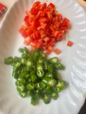 Bereiten Sie in der Zwischenzeit das Gemüse wie abgebildet vor.