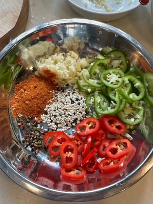 Kumpulkan bawang putih cincang, bubuk cabai, cincin lada, wijen dan cabai Sichuan di piring terpisah