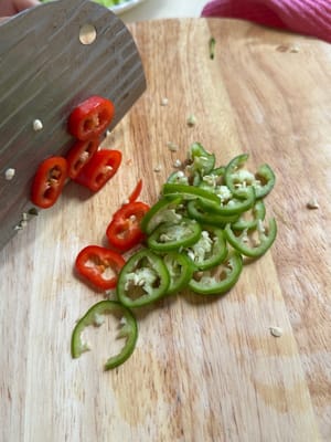Potong paprika menjadi cincin