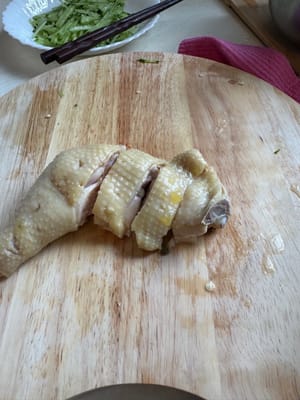 鶏肉が冷めたら、細かく切り、キュウリの上に重ねます。