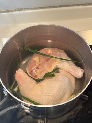 Mulailah dengan memasak kaki ayam dengan jahe, daun bawang, memasak anggur dalam air dingin selama 15 menit atau sampai matang sempurna