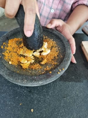 모든 향신료를 퓌레한 다음 물 2큰술을 더합니다.
