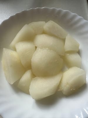 Peal the pear skin and cut into chunks